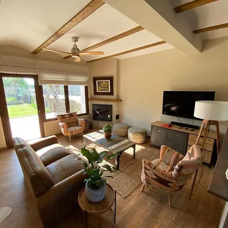 Holiday home Casamandra; De Pueblo A Estrenar Para Familias *